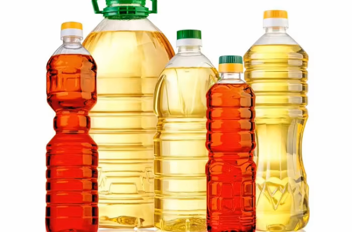 Source of Oil: Palm Fruit Form: Semi-Liquid Color: Reddish-Golden Natural: Yes Purity: 100% Additives: None Extraction Method: Mechanically Pressed Refinement Status: Fully Refined (RBD Palm Oil) Odor & Taste: Neutral Shelf Life: 24 Months Packaging: 1L, 5L PET Bottles, 20L Jerry Cans, 190kg Drums, Flexitanks